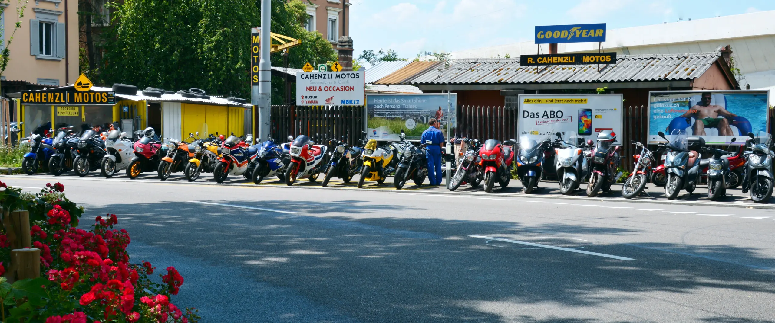 Motorräder vor der Werkstatt von Cahenzli Motos